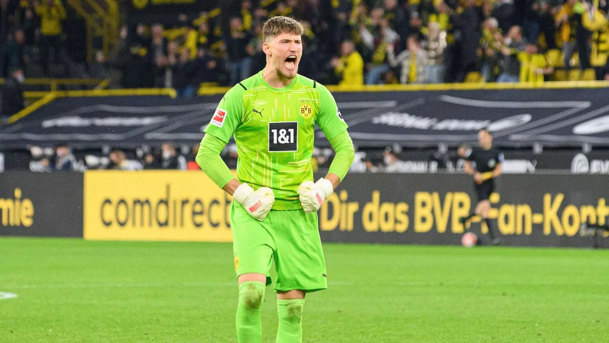 Gregor Kobel BVB Torwart bei spektakulärer Parade und Verteidigung des Tores