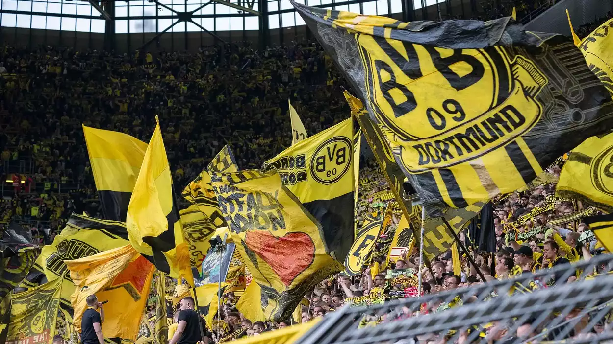 Die berühmte Gelbe Wand Südtribüne mit 25.000 Stehplätzen
